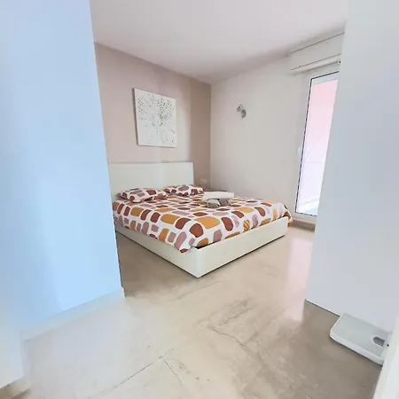 Two Bedrooms, Sea View, Parking Next Monaco Apartman *